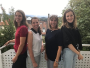 Foto di quattro donne. Sono in piedi su un balcone. È possibile vedere la parte superiore del corpo e il viso. Sono lavoratori a progetto.